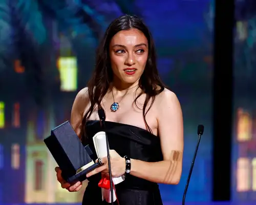 Merve Dizdar, 76. Cannes Film Festivali’nde En İyi Kadın Oyuncu Ödülü’nü aldı